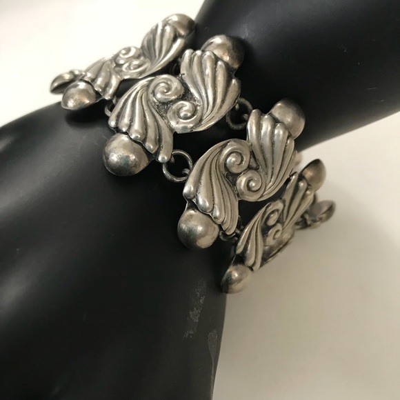 mexican sterling silver Jewelry - To die for vintage sterling silver bracelet.